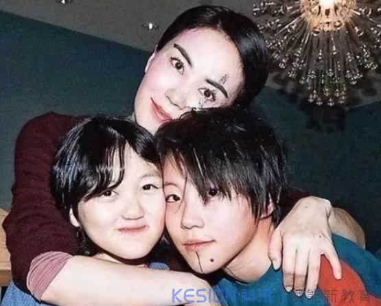 同是王菲的女兒，竇靖童和李嫣卻活成了完全相反的樣子