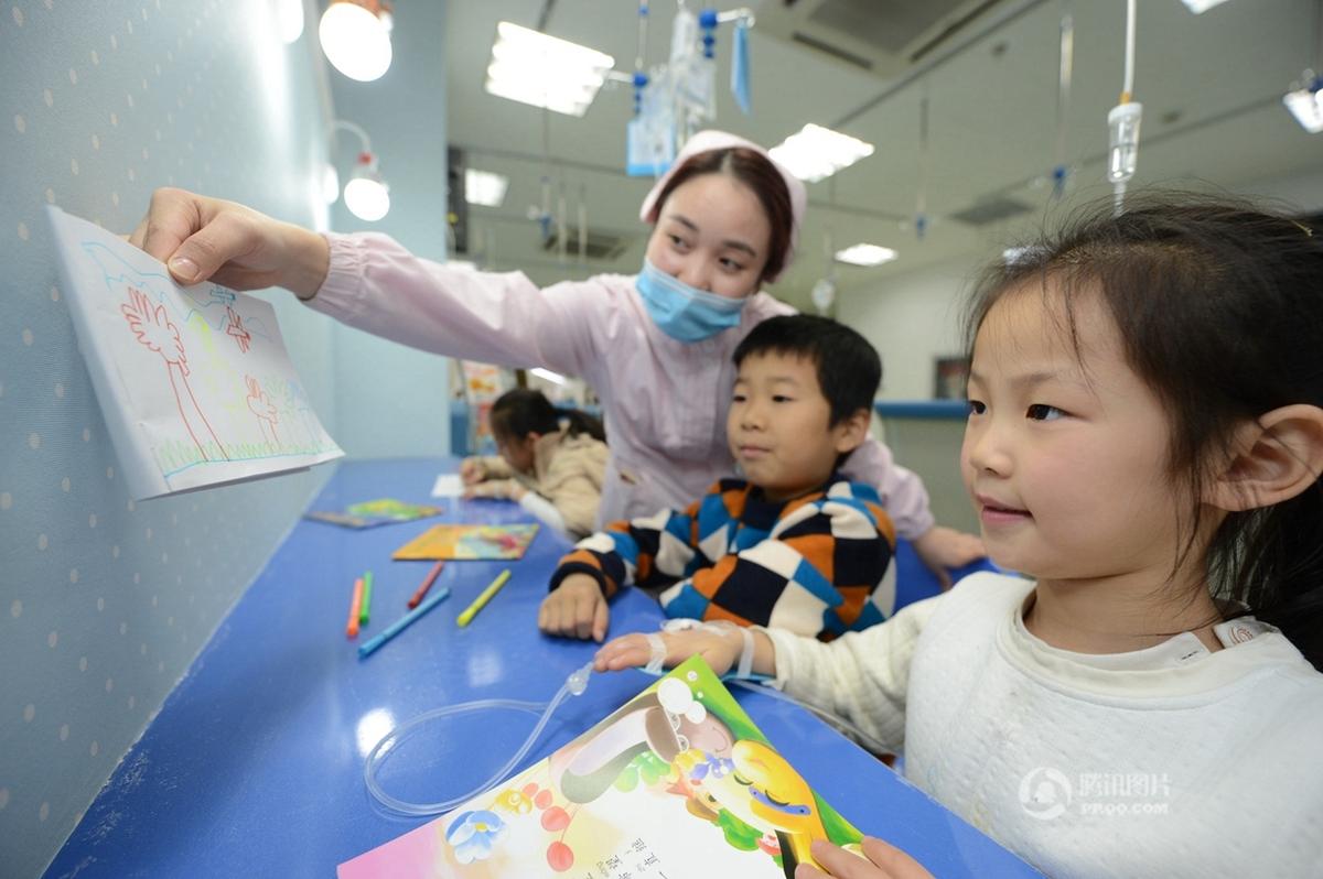 醫(yī)院兒科專開座位 供小學(xué)生打吊瓶寫作業(yè)